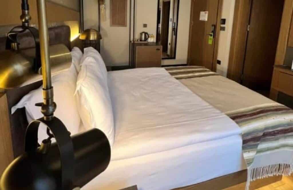 سرير مزدوج في فندق باناجيا 01